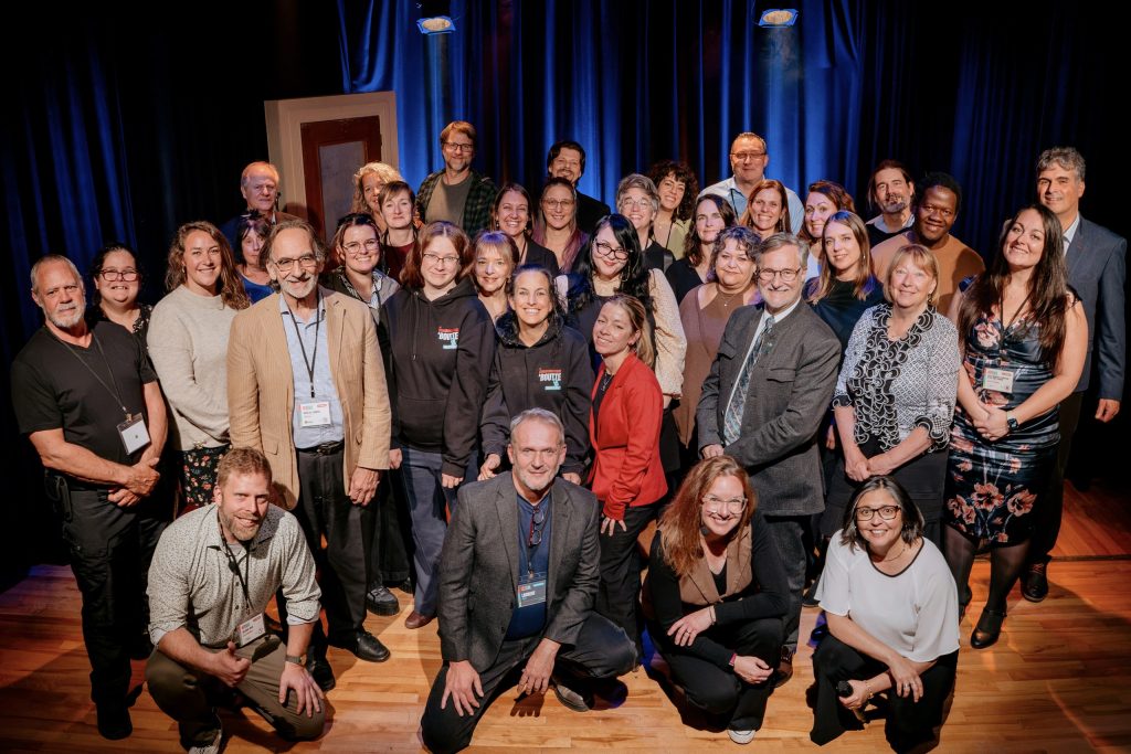 Photo de groupe des participant·es sur la scène du gala BÉNÉVAL 2026