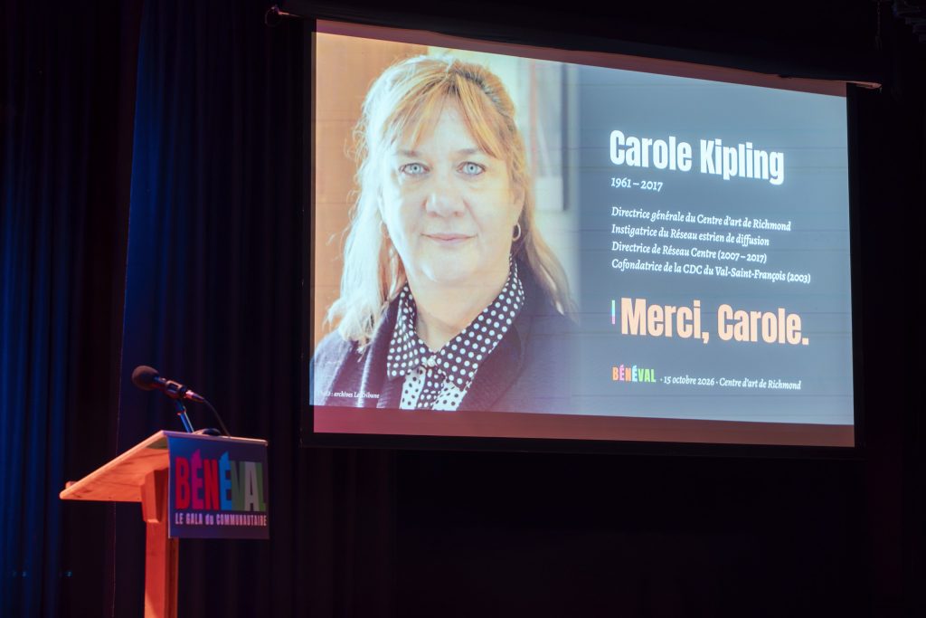 L'écran « Merci, Carole » pendant l'hommage à Carole Kipling