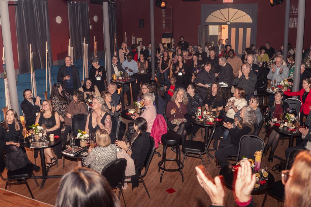 La salle comble du Centre d'art de Richmond pendant le gala BÉNÉVAL